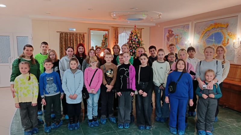 В мире новогодних чудес: ученики Космодемьянской СОШ побывали в музее ёлочной игрушки