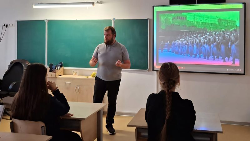 Память о подвиге: тучковские школьники почтили память героев военного парада 1941 года