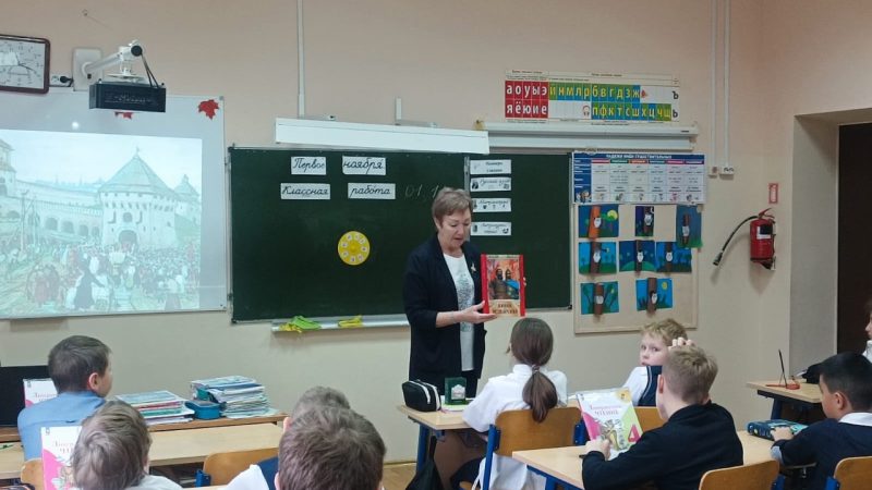 В Тучковской школе провели исторический час «Сила России в её единстве»