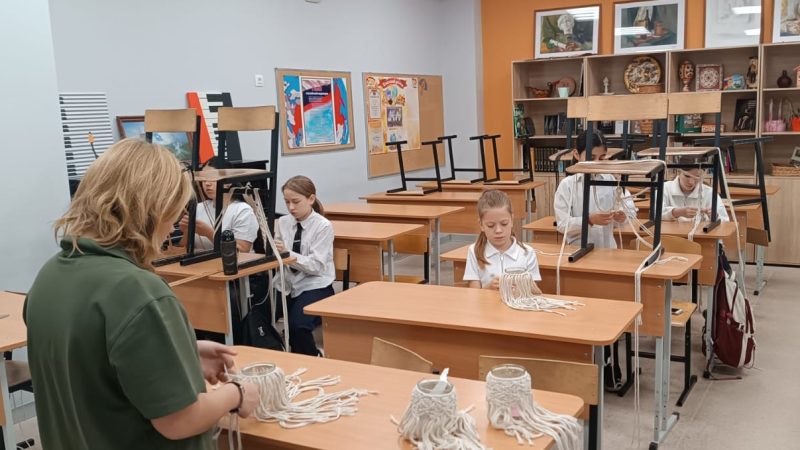 Макраме в Дороховской школе: занятие в рамках акции «Твори добро»