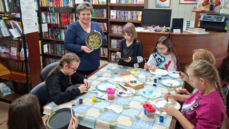 В Сытьковской библиотеке учились расписывать гжелью и хохломой