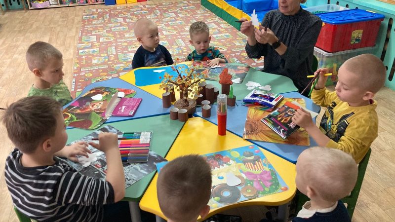 Творческий урок в школе Лидино: дети создали осенний лес из картонных втулок