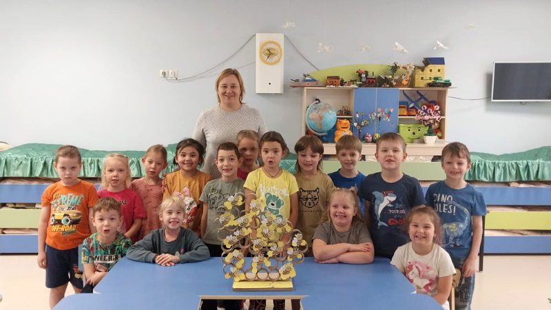 Дети из дошкольного отделения Дороховской СОШ создали улей как символ дружбы