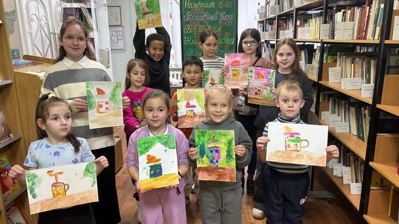 Юные тучковцы осваивали акварельные краски в библиотеке   