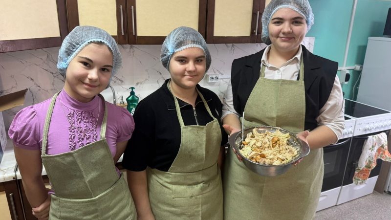 Кулинарный мастер‑класс в школе № 3: семиклассники освоили ресторанные рецепты