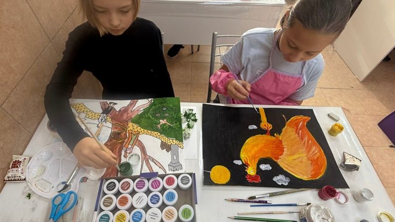 Юные художники в творческой студии «Сияние»