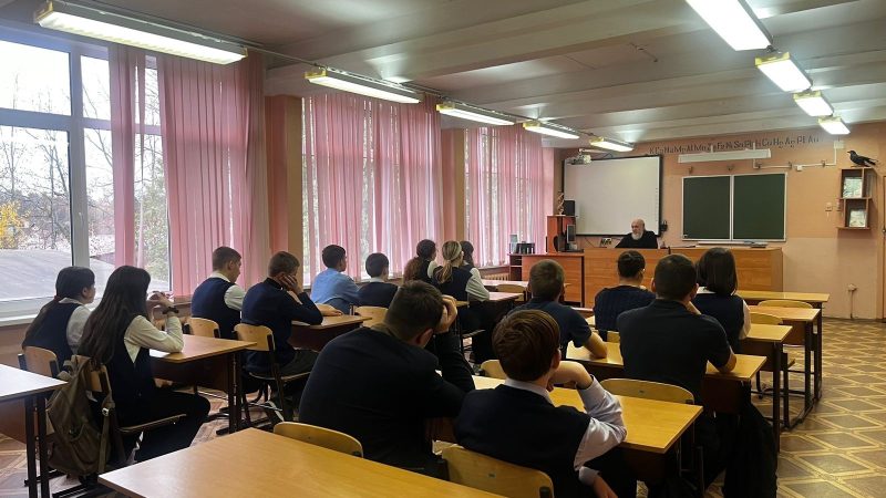 Урок доброты: в школе Рузы прошла встреча с иеромонахом Антонием ко Дню народного единства