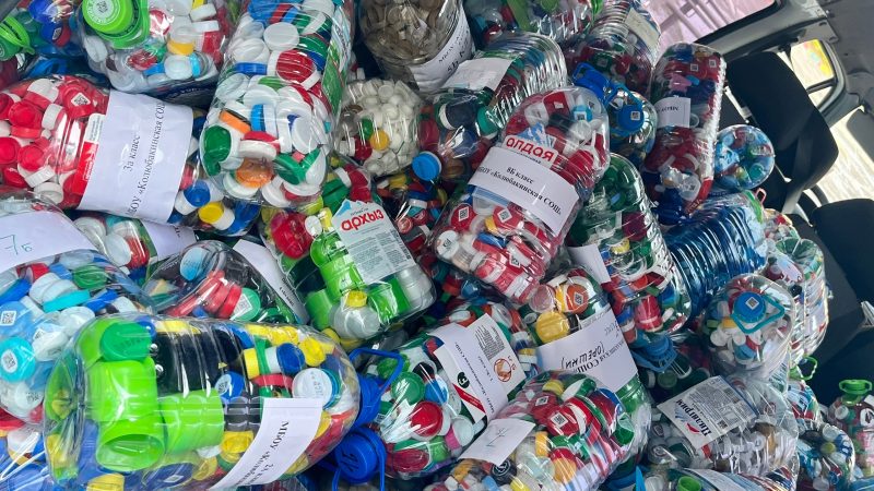 Экологическая инициатива: Колюбакинская школа присоединилась к акции «Добрые крышечки-2025»