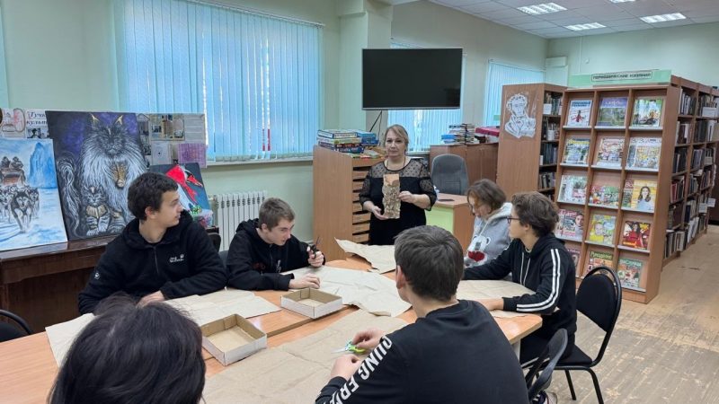 Тучковские ребята делали панно из крафтовой бумаги