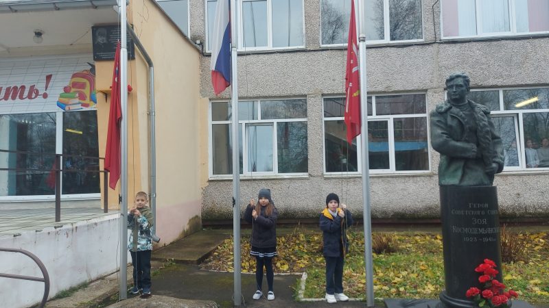 Торжественная линейка — традиционное начало учебной недели в Космодемьянской СОШ