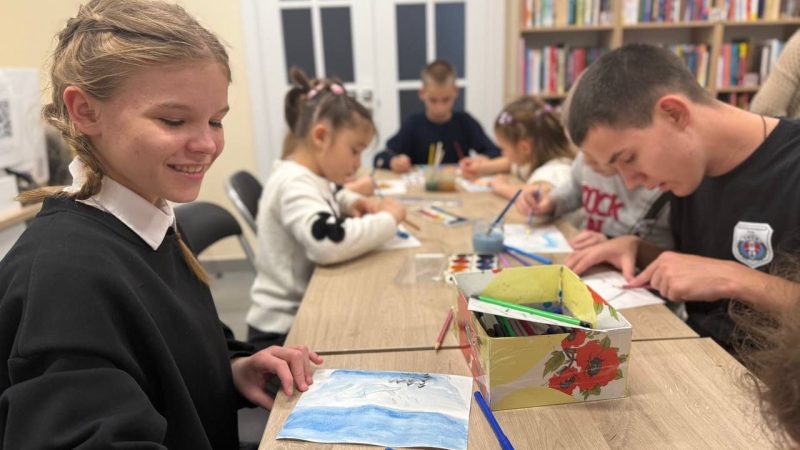 Творческая встреча в библиотеке: юные художники рисуют рыбок