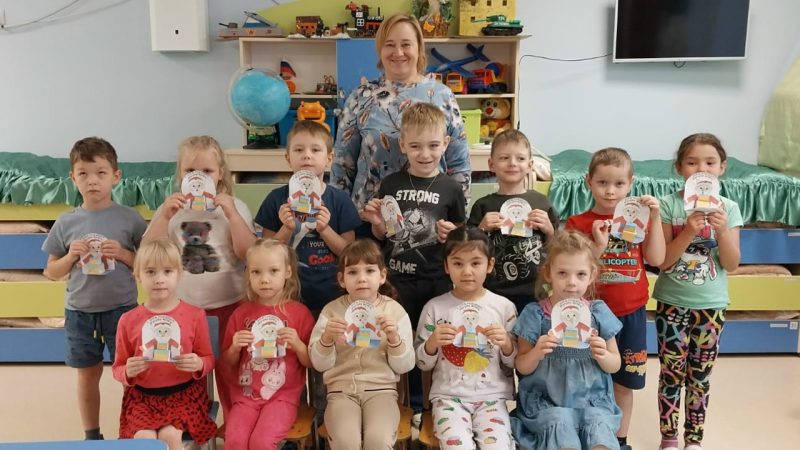 Малыши из Дорохово сделали аппликации для Деда Мороза