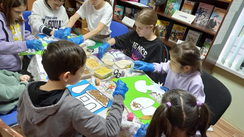 Для тучковских ребят провели мастер‑класс «Картина из крупы»