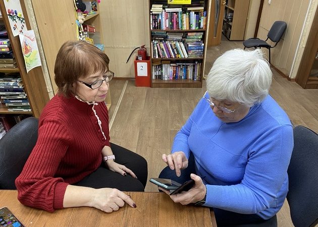 «БиблиоКлик»: помогает старшему поколению освоить цифровой мир