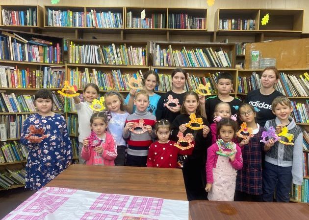 Дороховские ребята мастерили лошадку‑качалку 