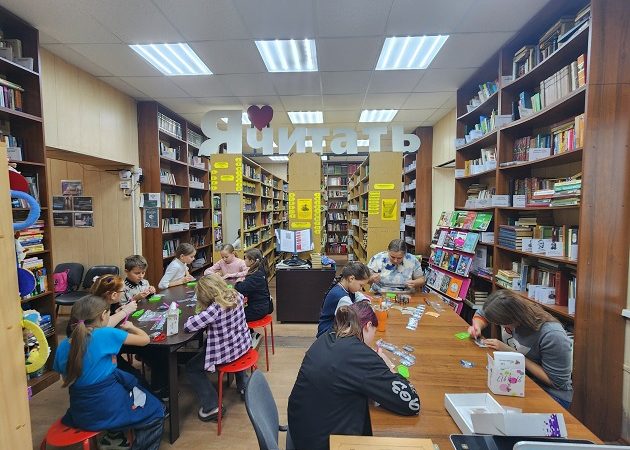 В Дороховской библиотеке делали подставки под горячее из алмазной мозаики