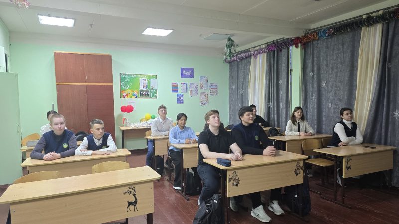 День Конституции: школьники познакомились с Главным законом страны