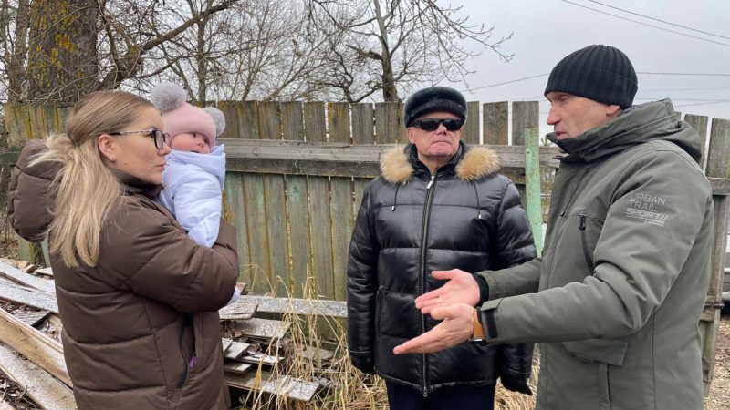 Партийцы в действии: помощь семье участника СВО по замене земельного ограждения