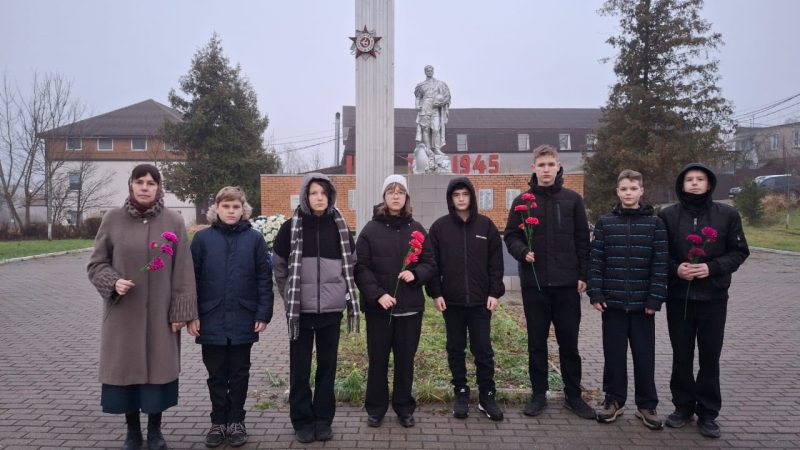 Колюбакинские школьники возложили цветы к мемориалу