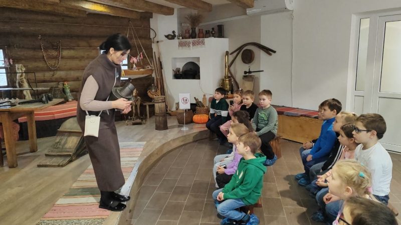 Тучковские школьники ознакомились с историей новогодних игрушек