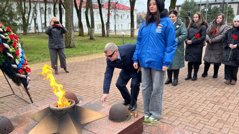 Единороссы возложили цветы к мемориалу Славы