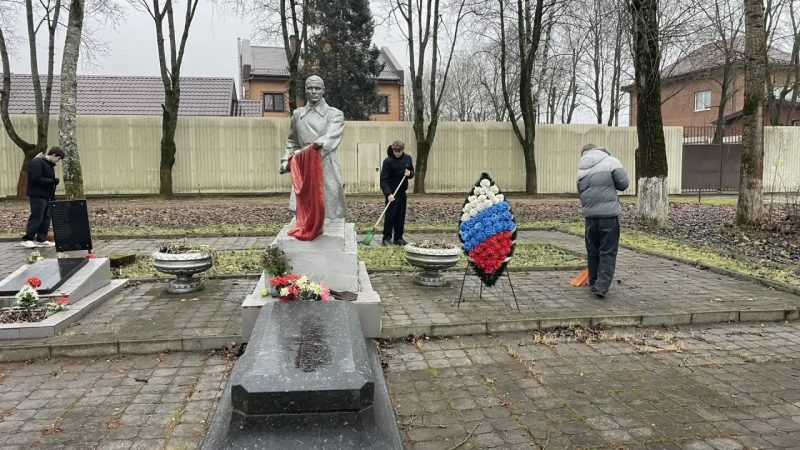 Нестеровские волонтеры убрались на мемориальных объектах