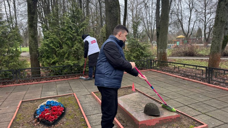 Рузские волонтеры привели в порядок обелиск