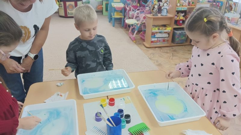 Рузские детсадовцы осваивали технику рисования «Эбру»