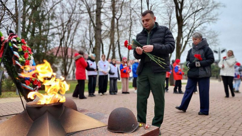 Единороссы возложили цветы к мемориалу Славы