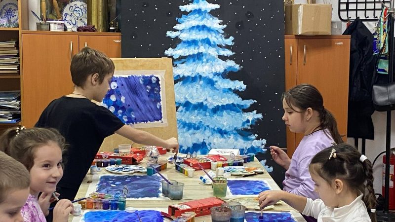 В студии «ЛайтАрт» рисовали картины гуашью
