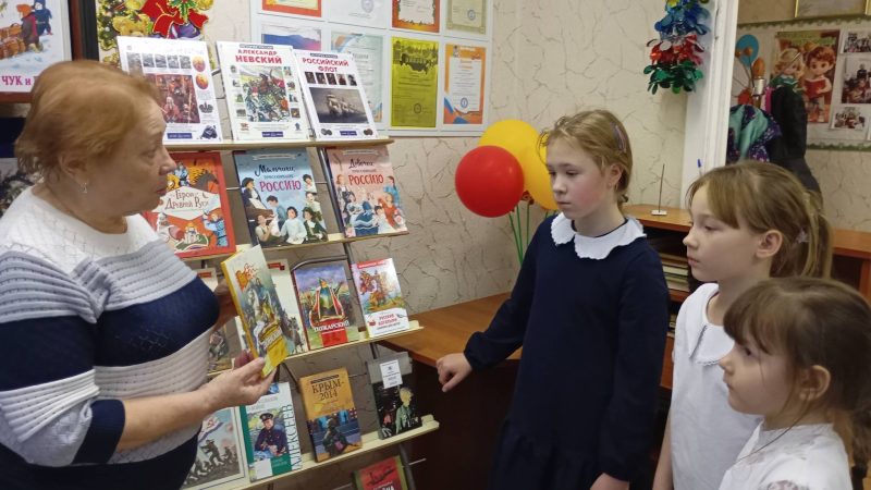 Патриотический час «Хвала и честь героям нашим» в Покровской библиотеке