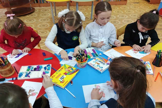 Юные ружане изготовили поделки из семечек