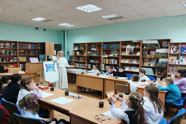 В студии «Цветные ступеньки» рисовали картины ватными палочками