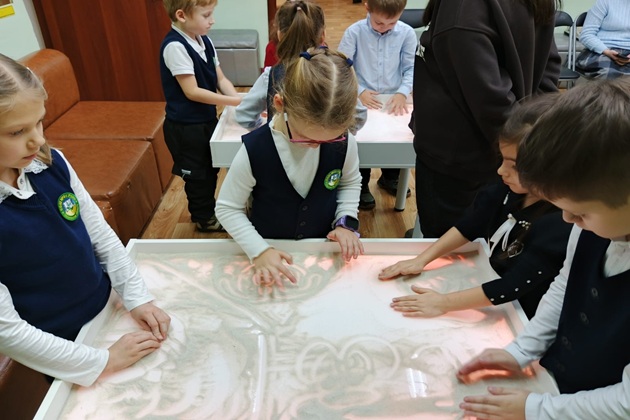 В Рузской библиотеке прошёл мастер-класс по песочной анимации