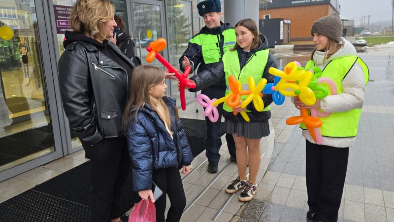 Сотрудники рузской Госавтоинспекции и ЮИДовцы поздравили жительниц с Днём матери