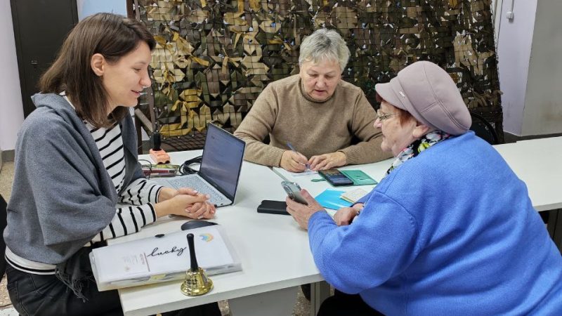 Рузские пенсионеры учатся пользоваться приложениями на смартфоне