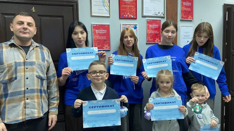 Волшебство в штабе: дети участников СВО мастерили новогодние игрушки