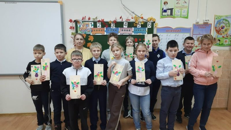 Творческое занятие для юных дарований: создание открытки из цветной бумаги