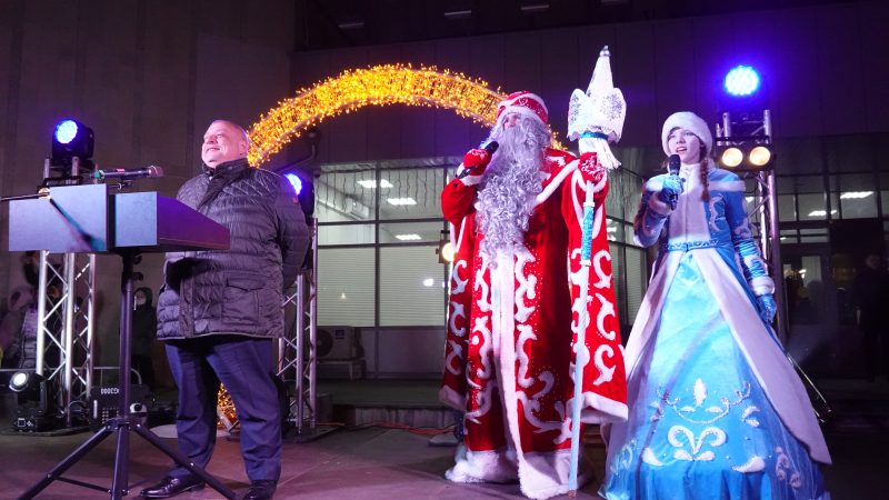 На площади у администрации Рузского округа зажглась главная новогодняя ёлка