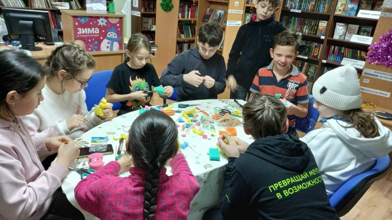 Юные тучковцы мастерили игрушки из поролоновой губки