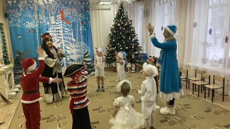 Новогодний праздник для дошколят в школе № 3 г. Рузы