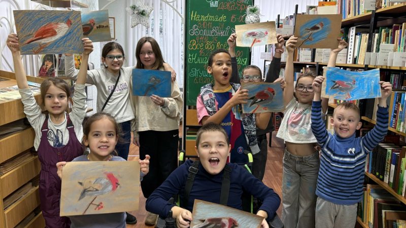 Занятие в студии «Тушь»: дети рисуют свиристель