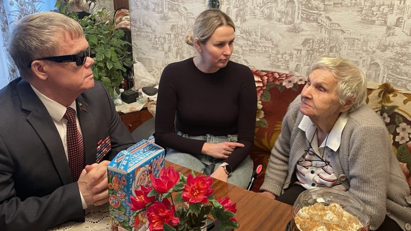 Депутаты поздравили ветерана ВОВ с наступающим Новым годом