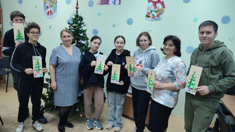 Юные тучковцы мастерили украшения к Новому году
