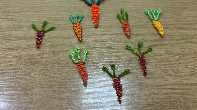 Юные тучковцы вспоминали, чем полезна морковь, и изобразили её из бисера