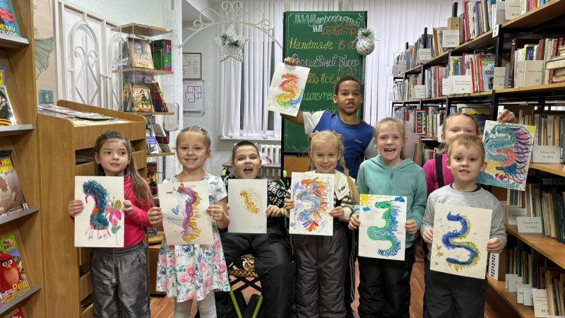 Юные тучковцы рисовали драконов