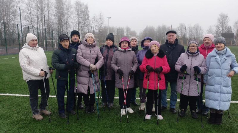 Рузские пенсионеры занимаются скандинавской ходьбой