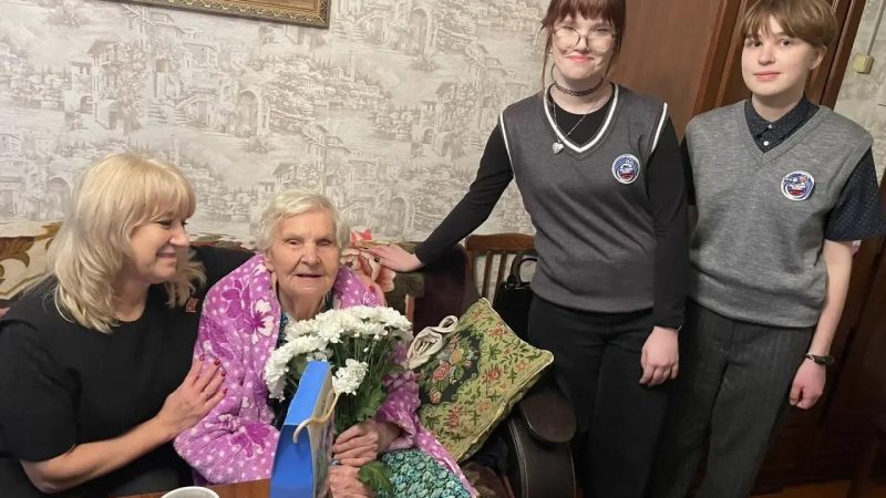 Волонтёры из Нестеровского лицея навестили участницу Великой Отечественной войны