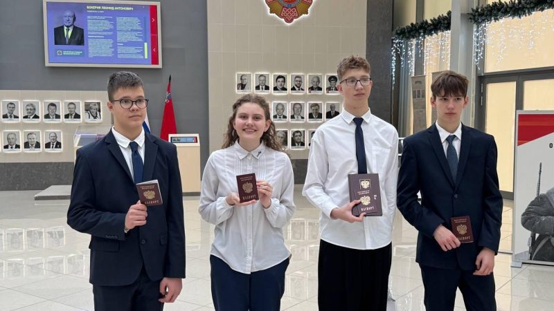 Волонтёру и юнармейцу из Рузского округа вручил паспорта губернатор Московской области  