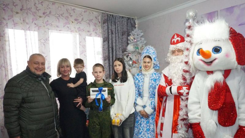 Единороссы с главой Рузского округа навестили перед Новым годом семью участника СВО